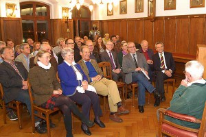 Gute Stimmung beim Festakt zur Vorstellung des Familienbuches