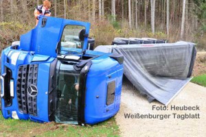 151123_pol_unfall-lkw-stein