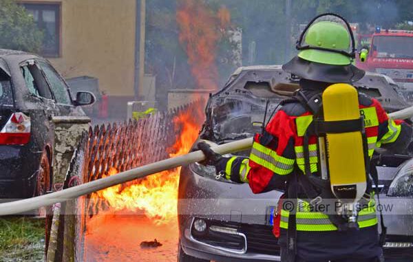 feuerwehr-brand-pkw
